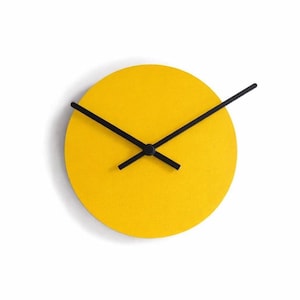 7-Zoll-gelbe kleine Wanduhr aus Holz: Stilles minimalistisches skandinavisches Design für Firmengeschenke und Kunden