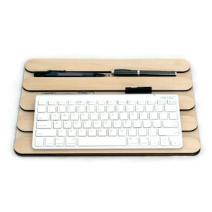 Coussin de refroidissement pour ordinateur portable en bois découpé au laser Plateau de rangement de bureau multifonctionnel Support de bureau élégant et innovant Accessoire de bureau moderne pour espace de travail