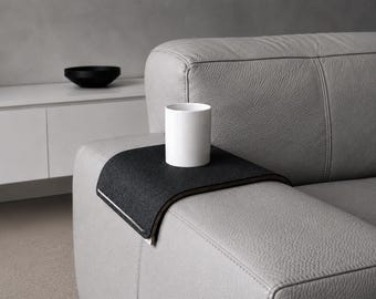 Bandeja de madera para reposabrazos de sofá: Estante lateral moderno para sofá con funda de fieltro lavable.