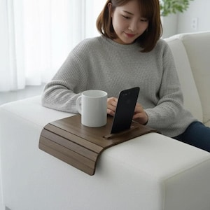 Mesa de sofá con reposabrazos de nogal oscuro: mesa de sofá hecha a mano con soporte para teléfono