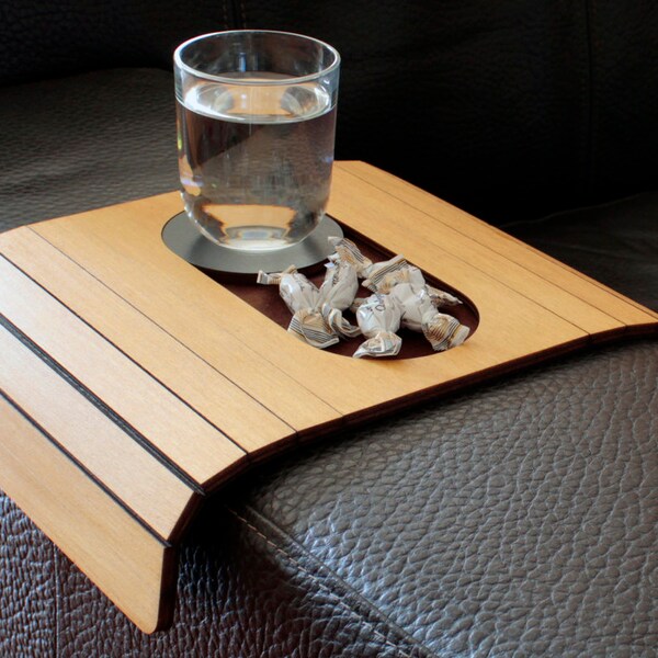 Table d'appoint en bois de chêne avec dessous de verre et porte-snack pour l'accoudoir du canapé ou pour le côté fauteuil pour des moments de détente