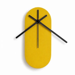 Gele houten compacte langwerpige klok: stil mini-wanduurwerk voor in de woonkamer