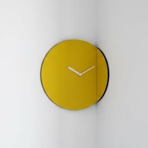 Houten hoekklok: modern hoekig ontwerp, stil uurwerk, gemaakt in Italië