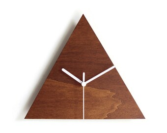 Petite horloge murale triangulaire silencieuse en noyer foncé de 32 cm pour salon – horloges murales en bois au design géométrique italien