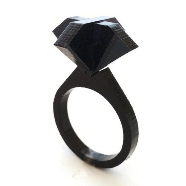 Solitaire élégant avec diamant acrylique noir découpé au laser : bijou unique au design italien, bague moderne et minimale