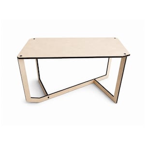 Op de afbeelding: Een moderne, geometrische salontafel met een licht houten blad en zwarte randen. De tafel heeft een rechthoekig blad en schuine poten, wat een uniek en eigentijds ontwerp creëert. De tafel is ongeveer 91 cm lang, 51 cm breed en 41 cm hoog.