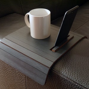 A bandeja de braço de sofá ORIGINAL antracite, mesa de sofá flexível, suporte de telefone, organizador de apoio de braço compacto, mesa moderna e compacta para sala de estar, economiza espaço
