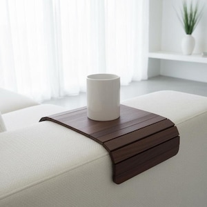 Bandeja para brazos de sofá de nogal oscuro: mesa de sofá flexible de álamo