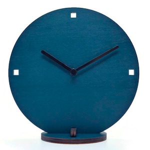 Groenblauwe houten stille wand- en bureauklok rond minimalistisch Italiaans design geen tikkend uurwerk moderne gangtafel slaapkamer interieuraccent