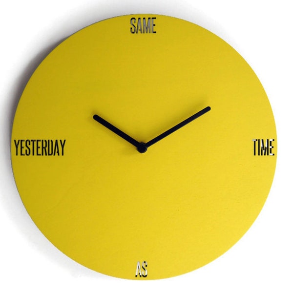 28cm Orologio da parete giallo ironico e silenzioso con scritta "same time as yesterday" - particolari orologi a parete in legno