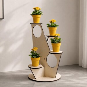 以下が含まれることがあります： 黄色い鉢植えの植物が置かれた、多層の木製プラントスタンド。スタンドは、円形の切り抜きと天然木仕上げの幾何学的なデザインです。スタンドの高さは約100cmです。