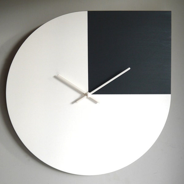 Horloge murale grande et silencieuse de 42 cm, design asymétrique en bois blanc et anthracite, horloges murales insolites pour la chambre