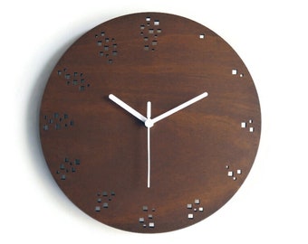 Petite horloge murale silencieuse en bois de 28 cm avec chiffres carrés pour la cuisine horloges murales particulières sans tic-tac noyer foncé