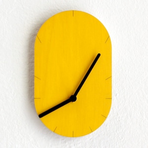 Pequeño reloj de pared minimalista amarillo, silencioso, sin tictac, moderno reloj de madera de doce marcas, elegante accesorio de decoración para dormitorio, sala de estar y oficina.