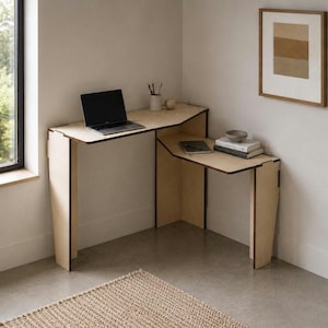 Op de afbeelding: Een hoekbureau van lichtgekleurd hout met een L-vormig ontwerp op twee niveaus, voorzien van vlakke oppervlakken en verticale steunpanelen. Op het bureau staan een laptop, een beker met pennen, een houten bol, een schaaltje en twee boeken.
