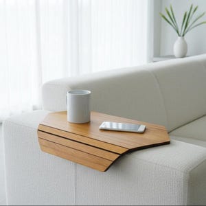 Sechseckige Couch Ablage: Heller Nussbaum Couch Organizer Beistelltisch für Wohnzimmer