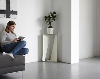 Minimalistyczna trójkątna półka: nowoczesny narożny stolik pod rośliny, włoski design, prezent dla par, które mają wszystko