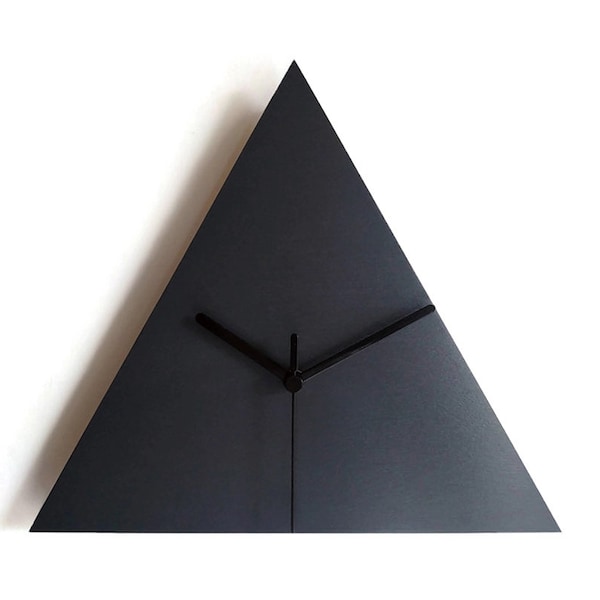 Petite horloge murale triangulaire silencieuse anthracite de 32 cm pour l'entrée - horloges murales en bois au design géométrique italien