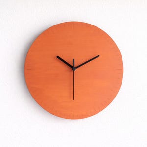 Reloj de pared de madera naranja de 25 cm con marcas: Reloj moderno silencioso