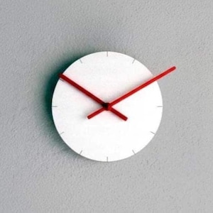 Reloj de pared minimalista de madera blanca con marcas: decoración moderna silenciosa de 18 cm.