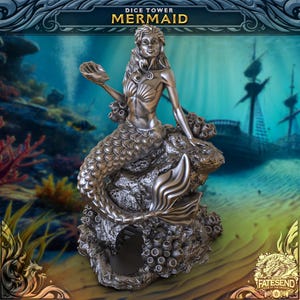 Puede incluir: Una torre de dados de sirena plateada. La sirena está sentada sobre una formación rocosa, sosteniendo una concha. La torre tiene el texto "Dice Tower Mermaid". El fondo muestra una escena submarina con un barco hundido.