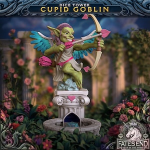 Puede incluir: Una figura de duende Cupido verde con arco y flecha, alas y una flecha en forma de corazón. La figura está sobre una columna decorativa con un diseño de corazón. El texto "Cupid Goblin" está en la parte superior.