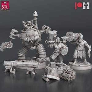 Op de afbeelding: Een verzameling gedetailleerde, grijze miniatuurfiguren die fantasiekarakters en een door steampunk geïnspireerde robot uitbeelden. De figuren omvatten een houthakker, een krijger met een bijl en een goblin die een mechanisch pak bestuurt. Extra elementen zijn boomstammen, bijlen en een stapel brandhout.