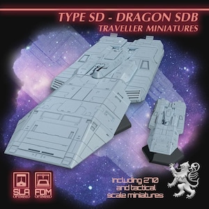 以下が含まれることがあります： 「TYPE SD - DRAGON SDB TRAVELLER MINIATURES」と書かれた、薄いグレーのミニチュア宇宙船モデル。画像には、大小2つのモデルがあり、「Including 270 and tactical scale miniatures」というテキストが含まれています。