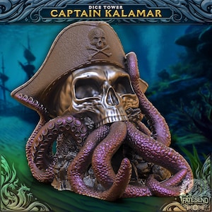 Puede incluir: Una torre de dados con temática pirata que presenta una calavera con un sombrero de pirata marrón con una calavera y huesos cruzados. Tentáculos morados envuelven la calavera. El texto "CAPTAIN KALAMAR" está en la parte superior. El fondo muestra una escena submarina.