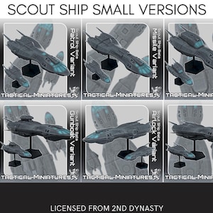 Op de afbeelding: Afbeelding van diverse grijze en tealkleurige miniatuur verkenningsschepen, waaronder Stretch, Patrol, Missile, Civilian, Gunboat, Airlock en Cargo varianten. Tekst luidt "SCOUT SHIP SMALL VERSIONS" en "TACTICAL MINIATURES". 3D-geprint op bestelling, schaal 28 mm.