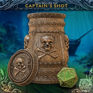 Puede incluir: Un cubilete de dados con textura de madera con el texto "CAPTAIN'S SHOT" y un diseño de calavera y huesos cruzados. La taza tiene una tapa a juego y un dado verde de múltiples lados. El fondo muestra una escena submarina con un barco hundido.
