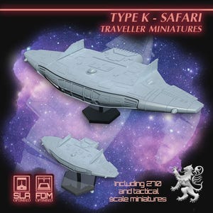以下が含まれることがあります： Type K - Safari Traveller Miniaturesとラベル付けされた2つの灰色のプラスチック製宇宙船ミニチュア。モデルは詳細な船体プレートを備え、黒い六角形のスタンドに取り付けられています。テキストには、SLA Optimised、FDM Optimised、およびIncluding 270 and tactical scale miniaturesが含まれています。