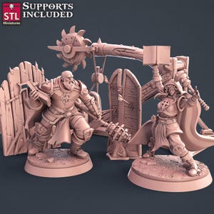 Puede incluir: Un conjunto de miniaturas impresas en 3D que presenta dos figuras en poses de combate, una puerta de madera y un arma de asedio. Las figuras están vestidas con armaduras y empuñan armas. El texto "SUPPORTS INCLUDED" y "STL Miniatures" es visible.