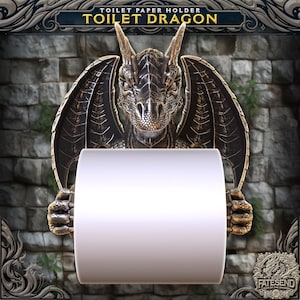 Puede incluir: Un portarrollos de papel higiénico con forma de dragón en color bronce. El dragón tiene grandes alas y sostiene un rollo de papel higiénico blanco. El texto "TOILET PAPER HOLDER TOILET DRAGON" está en la parte superior.