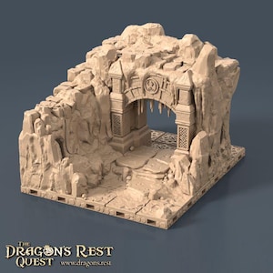 Puede incluir: Una pieza de terreno de fantasía beige impresa en 3D que representa un arco de piedra tallado en un acantilado rocoso. El arco presenta intrincadas tallas y una clave decorativa. La base es una superficie embaldosada, y la pieza está etiquetada como "The Dragon's Rest Quest".