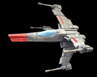Puede incluir: Un modelo de caza estelar gris con una punta roja y detalles rojos en las alas. La nave espacial cuenta con una cabina de color azul claro, cuatro cañones láser montados en las alas y un fuselaje detallado con líneas de panel y ventilaciones.