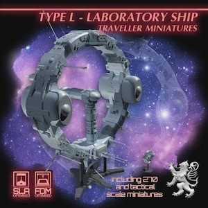 Op de afbeelding: Een grijze Type L Laboratory Ship miniatuur, onderdeel van de Traveller Miniatures collectie. De afbeelding toont een gedetailleerd 3D-model met een cirkelvormig ontwerp en meerdere componenten. De tekst bevat "SLA Optimized" en "FDM Optimized", evenals "Including 270 and tactical scale miniatures."