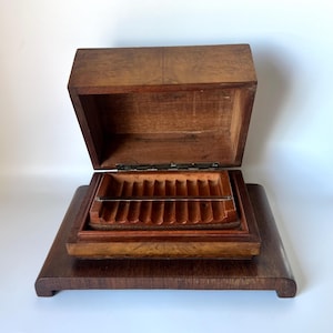 Distributore di sigarette vintage in legno con coperchio incernierato e splendida impiallacciatura