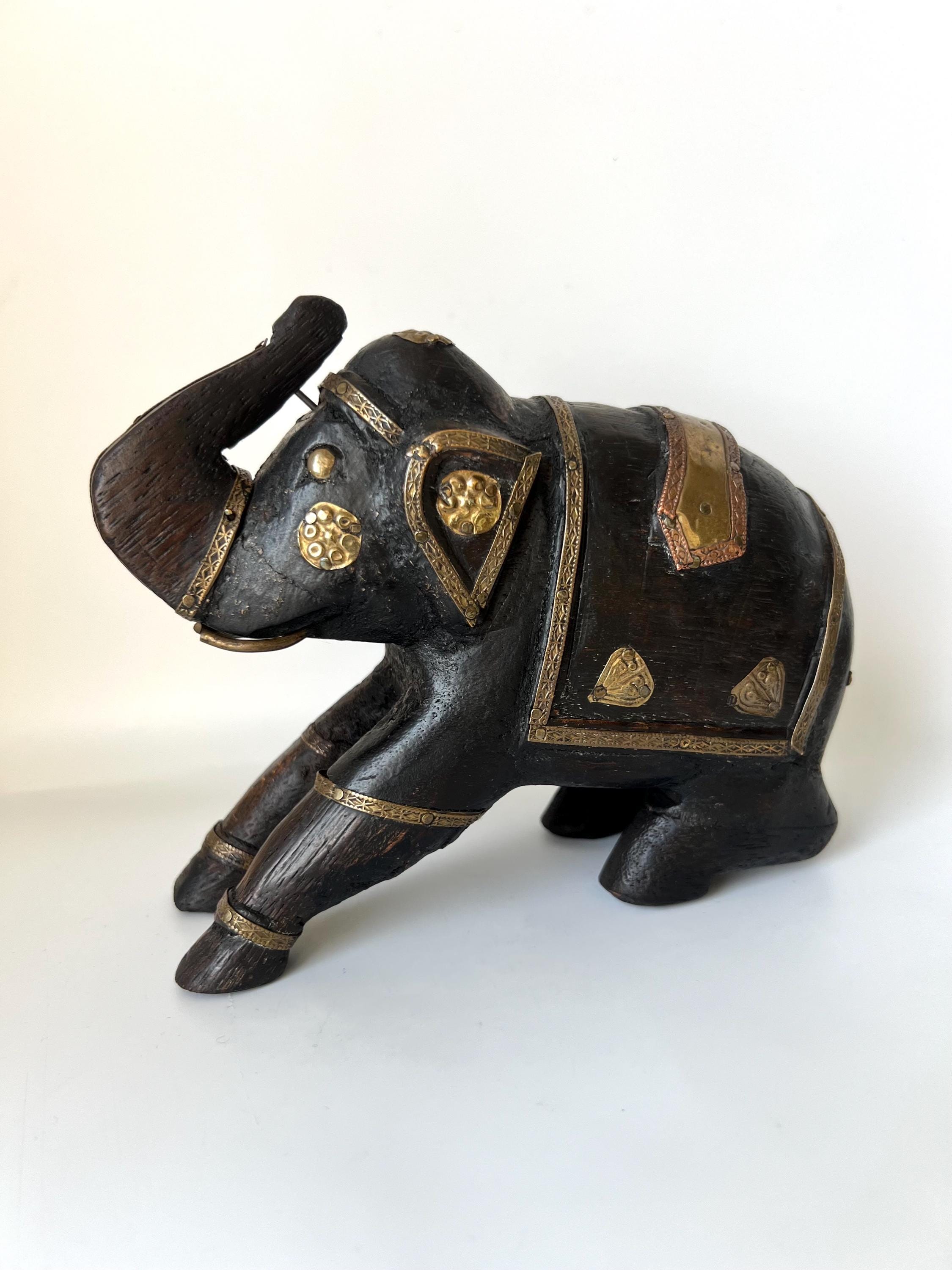 Sculpture éléphant Ancienne – Bois Sculpté Main Avec Incrustations Laiton Et Cuivre – Inde