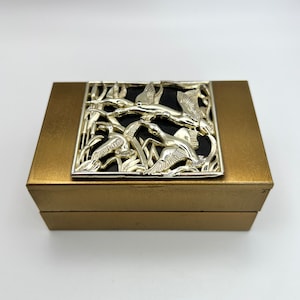 Portasigarette vintage da collezione incernierato in ottone con bellissimo ornamento fodera in velluto rosa salmone splendido arredamento per la casa