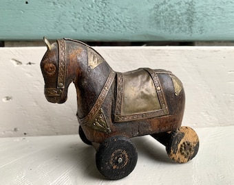 ヴィンテージの手描き木製おもちゃの馬（車輪付き）：アンティークな