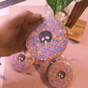 Noiraude badge - inspired by Ghibli - original illustration of a noiraude surrounded by stars - 75mm kawaii pins