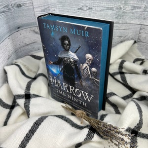 Harrow The Ninth (série The Locked Tomb #2) - Tamsyn Muir US livre cartonné personnalisé bords pulvérisés cadeau pour amoureux des livres