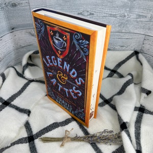 Legends & Lattes par Travis Baldree Royaume-Uni livre cartonné personnalisé cadeau pour les amateurs de livres avec bords pulvérisés