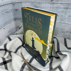 文学・小説 Tress of the Emerald Sea Amazon.com: Tress of the Emerald Sea: A Cosmere Novel
