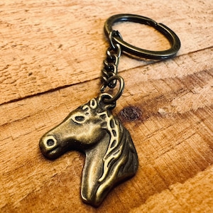 Llavero de caballo con aspecto de latón vintage: elegante llavero de metal, regalo ecuestre clásico, accesorio único para los amantes de los caballos
