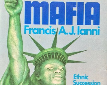 Könnte beinhalten: Ein Buchcover mit dem Titel "Black Mafia" in großen blauen Buchstaben. Der Autor ist Francis A.J. Ianni. Das Cover zeigt eine grüne Illustration der Freiheitsstatue mit einem schwarzen Gesicht. Der Text unter der Illustration lautet "Ethnic Succession in Organised Crime."