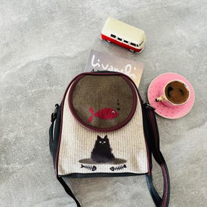 Handgefertigte umweltfreundliche Damen-Tasche aus Kunstleder mit einzigartigem Fisch-und-Katze-Design, wasserdicht