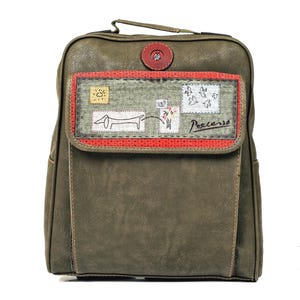 Può includere: Uno zaino in similpelle verde con una tasca frontale che presenta un design ricamato colorato di un bassotto, fiori e uccelli. La tasca ha un bordo rosso e il testo "Pecolis" è ricamato nell'angolo in basso a destra.