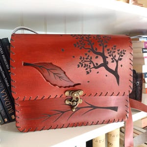 Handgefertigte Damen Leder Handtasche, Mit personalisiertem ,Blätter, Baum und Ast Design, Einzigartiges Geschenk für Frauen